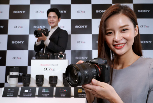 13일 소니코리아 모델들이 서울 소공동 플라자호텔에서 35mm 풀프레임 미러리스 카메라 '알파7RIII'와 올 인원 줌 렌즈 '셀(SEL)24105G'를 선보이고 있다. <소니코리아 제공>